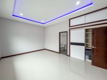 Luxury Pool Villa House with Fully-Fitted/Built-in and Ready to move in