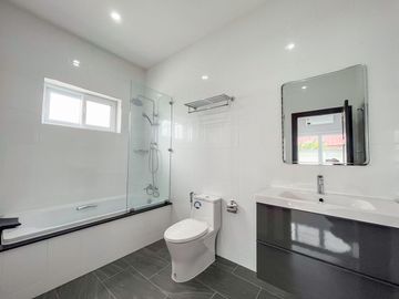Luxury Pool Villa House with Fully-Fitted/Built-in and Ready to move in