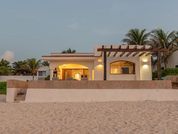 ¡Exclusiva Villa Frente al Mar en Playa del Carmen! Lujo y Tranquilidad con una Vista Turquesa