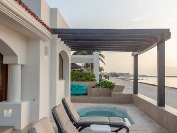 ¡Exclusiva Villa Frente al Mar en Playa del Carmen! Lujo y Tranquilidad con una Vista Turquesa