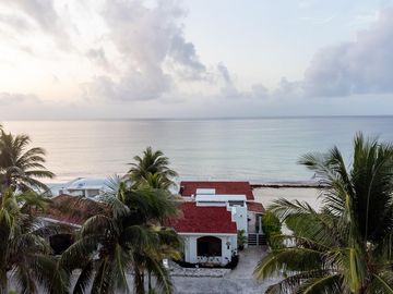 ¡Exclusiva Villa Frente al Mar en Playa del Carmen! Lujo y Tranquilidad con una Vista Turquesa