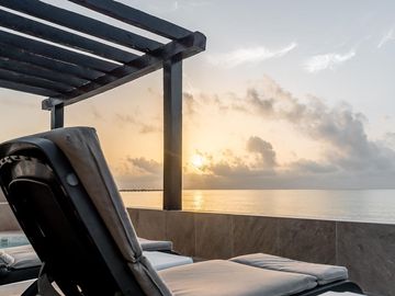 ¡Exclusiva Villa Frente al Mar en Playa del Carmen! Lujo y Tranquilidad con una Vista Turquesa