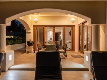 ¡Exclusiva Villa Frente al Mar en Playa del Carmen! Lujo y Tranquilidad con una Vista Turquesa