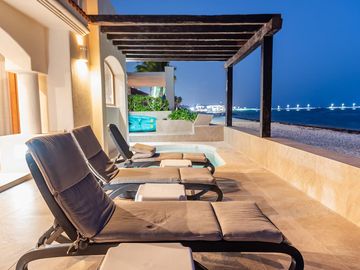 ¡Exclusiva Villa Frente al Mar en Playa del Carmen! Lujo y Tranquilidad con una Vista Turquesa
