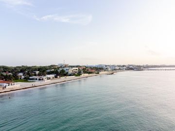 ¡Exclusiva Villa Frente al Mar en Playa del Carmen! Lujo y Tranquilidad con una Vista Turquesa