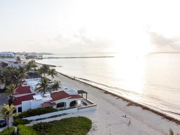 ¡Exclusiva Villa Frente al Mar en Playa del Carmen! Lujo y Tranquilidad con una Vista Turquesa