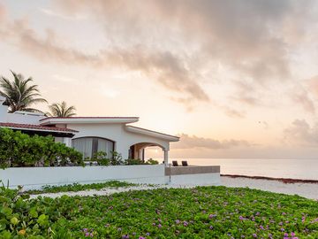 ¡Exclusiva Villa Frente al Mar en Playa del Carmen! Lujo y Tranquilidad con una Vista Turquesa