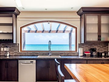 ¡Exclusiva Villa Frente al Mar en Playa del Carmen! Lujo y Tranquilidad con una Vista Turquesa