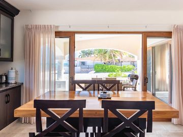 ¡Exclusiva Villa Frente al Mar en Playa del Carmen! Lujo y Tranquilidad con una Vista Turquesa