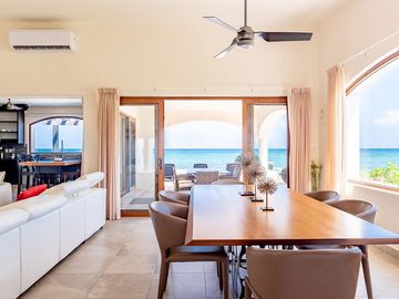 ¡Exclusiva Villa Frente al Mar en Playa del Carmen! Lujo y Tranquilidad con una Vista Turquesa