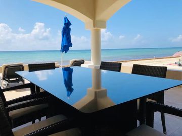 ¡Exclusiva Villa Frente al Mar en Playa del Carmen! Lujo y Tranquilidad con una Vista Turquesa