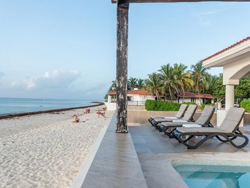 ¡Exclusiva Villa Frente al Mar en Playa del Carmen! Lujo y Tranquilidad con una Vista Turquesa