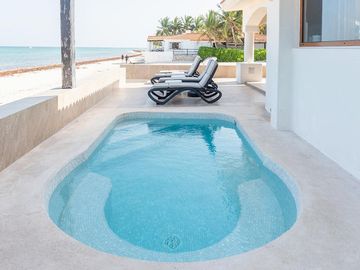 ¡Exclusiva Villa Frente al Mar en Playa del Carmen! Lujo y Tranquilidad con una Vista Turquesa