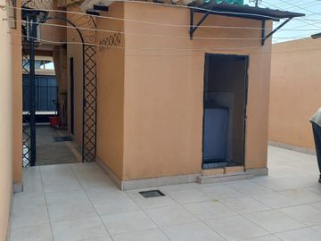 VENTA DE CASA RENTERA ESQUINERA EN CDLA. COVIEM SUR DE GUAYAQUIL