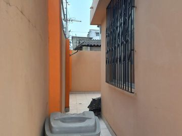 VENTA DE CASA RENTERA ESQUINERA EN CDLA. COVIEM SUR DE GUAYAQUIL