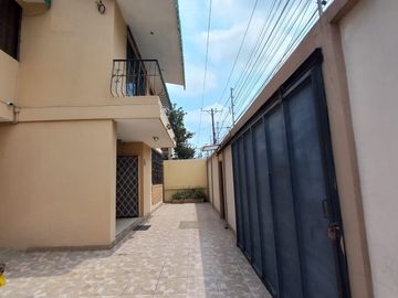 VENTA DE CASA RENTERA ESQUINERA EN CDLA. COVIEM SUR DE GUAYAQUIL