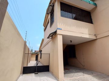 VENTA DE CASA RENTERA ESQUINERA EN CDLA. COVIEM SUR DE GUAYAQUIL