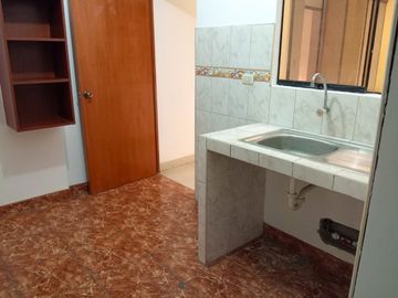 Venta De Departamento En Urb Daniel Hoyle 4To Piso Con Cochera A Un Paso De La Upn (GAPONTE)