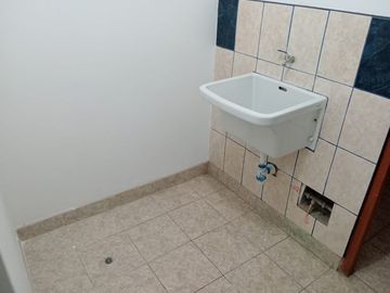 Venta De Departamento En Urb Daniel Hoyle 4To Piso Con Cochera A Un Paso De La Upn (GAPONTE)
