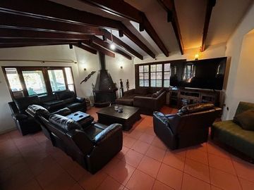Casa Con Gran Terreno, 4 Dor, 3 Bañ, Sala De Estar, Piscina