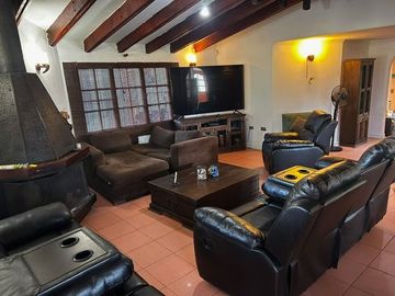 Casa Con Gran Terreno, 4 Dor, 3 Bañ, Sala De Estar, Piscina