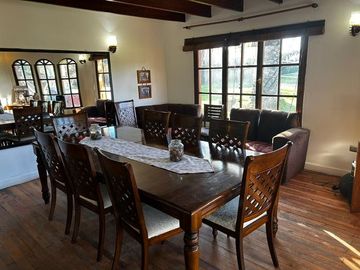 Casa Con Gran Terreno, 4 Dor, 3 Bañ, Sala De Estar, Piscina