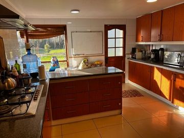Casa Con Gran Terreno, 4 Dor, 3 Bañ, Sala De Estar, Piscina