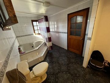 Casa Con Gran Terreno, 4 Dor, 3 Bañ, Sala De Estar, Piscina