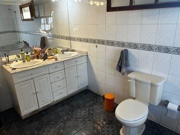 Casa Con Gran Terreno, 4 Dor, 3 Bañ, Sala De Estar, Piscina