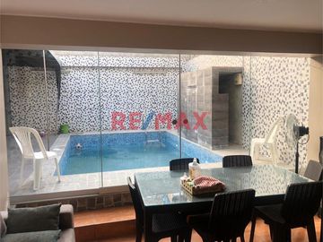 Venta De Casa con piscina En Villa Maria Del Triunfo
