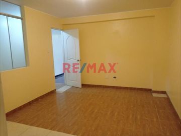 Venta De Casa con piscina En Villa Maria Del Triunfo