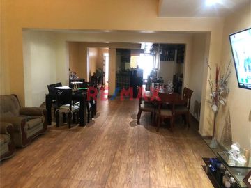 Venta De Casa con piscina En Villa Maria Del Triunfo