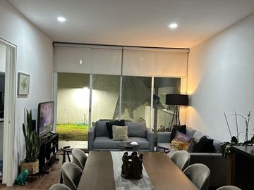 2 Recámaras, 2 baños completos, 2 Estacionamientos, amplio jardín
