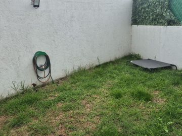 2 Recámaras, 2 baños completos, 2 Estacionamientos, amplio jardín