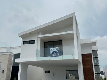 Casa en venta en Privada puerto de cadiz 1 Con alberca Privada
