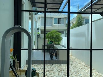 84997 - ขายพร้อมผู้เช่า บ้านแฝด สไตล์บ้านเดี่ยว หมู่บ้าน Life in the garden บ้านฉาง ติดถนนสุขุมวิท