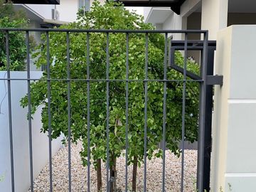 84997 - ขายพร้อมผู้เช่า บ้านแฝด สไตล์บ้านเดี่ยว หมู่บ้าน Life in the garden บ้านฉาง ติดถนนสุขุมวิท