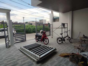 FOR SALE NEWLY BUILT BEAUTIFUL MODERN 2 STOREY HOUSE IN BF RESORT