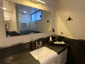 🏡 ¡Oportunidad Única! Casa en Esquina Col. La Paz, Ideal para negocio.