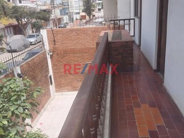 VENTA DE AMPLIA CASA EN LA MEJOR ZONA DE PUEBLO LIBRE CERCA A CENTROS COMERCIALES RESTAURANTES Y COLEGIOS