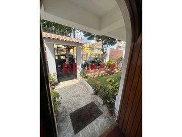 VENTA DE AMPLIA CASA EN LA MEJOR ZONA DE PUEBLO LIBRE CERCA A CENTROS COMERCIALES RESTAURANTES Y COLEGIOS