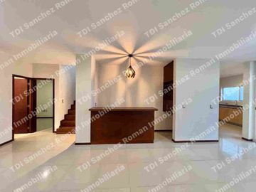 En Venta Casa 3Recamaras con baño cada una en Condominio “La Rioja Residencial”  av Lopez Mateos 7000 en el Sur