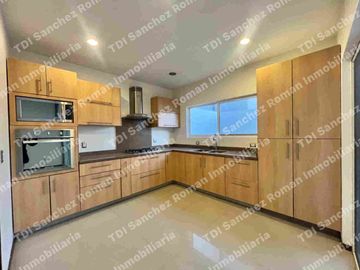 En Venta Casa 3Recamaras con baño cada una en Condominio “La Rioja Residencial”  av Lopez Mateos 7000 en el Sur