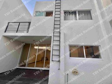 En Venta Casa 3Recamaras con baño cada una en Condominio “La Rioja Residencial”  av Lopez Mateos 7000 en el Sur