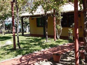 PARCELA CON CASA A ORILLA DE LAGO RAPEL