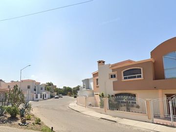 CASA MUY AMPLIA EN ESQUINA, LOMA DORADA, ENSENADA, BAJA CALIFORNIA