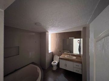 CASA EN VENTA EN ZONA EXCLUSIVA Y RESIDENCIAL – SOL DE LA MOLINA