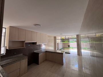 CASA EN VENTA EN ZONA EXCLUSIVA Y RESIDENCIAL – SOL DE LA MOLINA