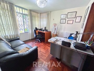 VENTA DE CASA EN ESQUINA DE 429.54M2 EN SAN BORJA