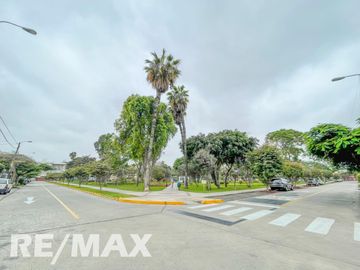 VENTA DE CASA EN ESQUINA DE 429.54M2 EN SAN BORJA